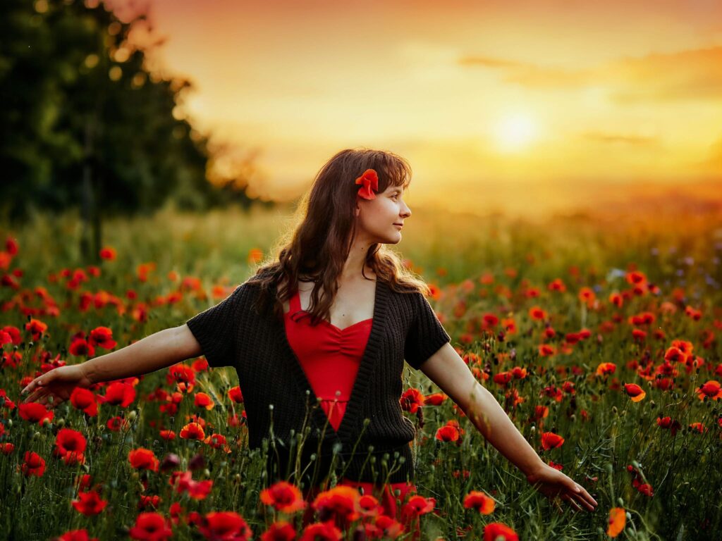 Sesja kobieca w makach, kobieta na polu maków o zachodzie słońca